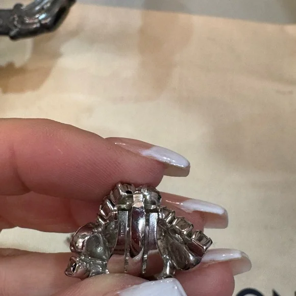 Vintage floral shaped Silver Crystal clip on Earrings - Picture 4 of 4